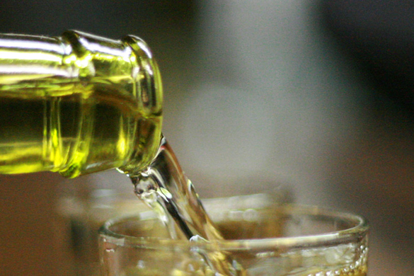 Verre de muscat servit au Bidule, célèbre cave à vin de Pornichet (44)